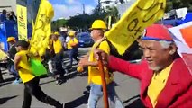 Reeleccionistas y manifestantes AFP se enfrentan a pedradas y botellazos