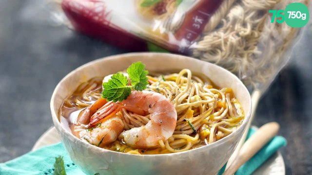 Bouillon pimenté aux crevettes et à la citronnelle, nouilles aux œufs