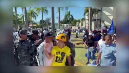 CON PIEDRAS Y PALOS, DESCONOCIDOS AHUYENTAN A INTEGRANTES DE LA MARCHA POR EL 30% DE LAS AFP