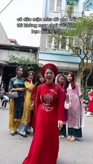 Cô dâu mặc màu đỏ cho nổi, ai ngờ lu mờ vì bạn quá lố: Đúng là bạn thân, thân ai người nổi