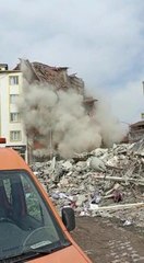 Malatya'da meydana gelen depremde binaların yıkılma anı cep telefonuna yansıdı