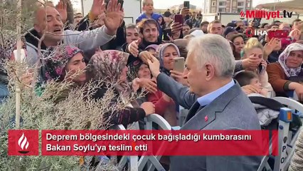 Deprem bölgesindeki çocuk bağışladığı kumbarasını Bakan Soylu’ya teslim etti