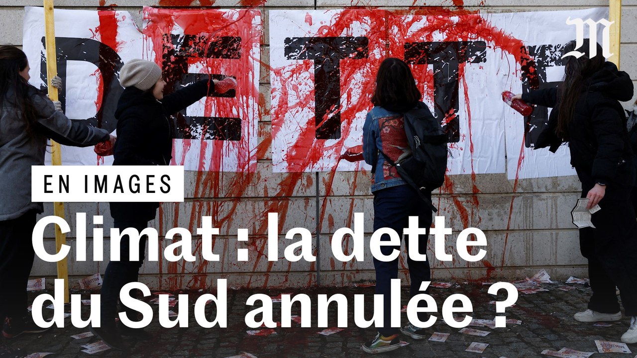 Des chaînes et du sang : des militants écologistes s'enchaînent au ministère de l'économie pour effacer la dette du Sud