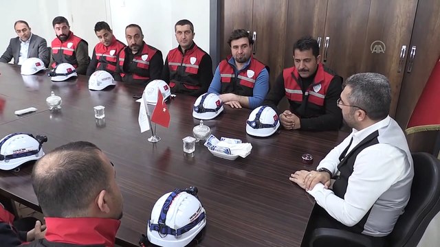 Deprem bölgesinden dönen arama kurtarma ekibi Van'da alkışlarla karşılandı