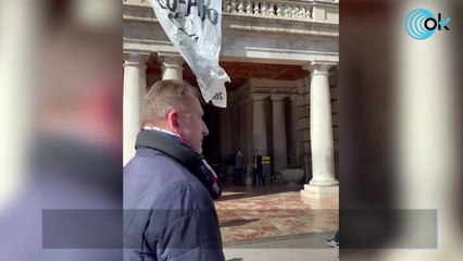 Activistas del Frente Obrero cuelgan un cartel contra Joan Ribó en el Ayuntamiento de Valencia