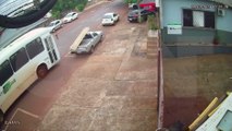 Ônibus colide contra carro estacionado no Pioneiros Catarinenses