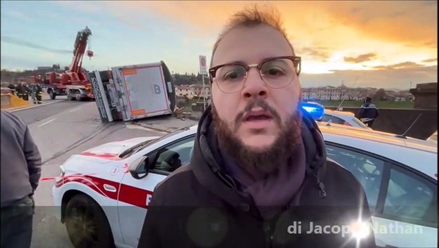 Firenze, camion ribaltato sul ponte: caos traffico, difficile rimozione