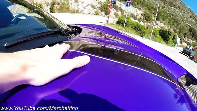 Il oublie de fermer le capot de sa Ferrari... douloureux