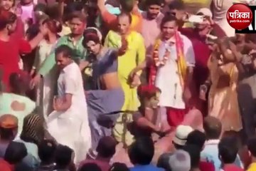 राधा की नगरी में रंगो से नहीं लड्डुओं से खेली गई होली, देखें वीडियो