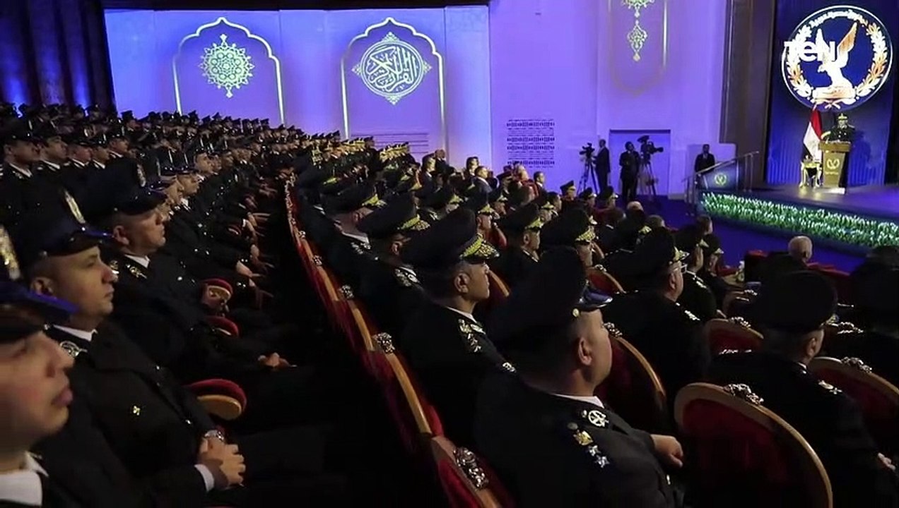 وزير الداخلية يكرم عدد من أسماء الشهداء والمصابين والمتميزين من رجال الشرطة وتسليمهم الأنواط