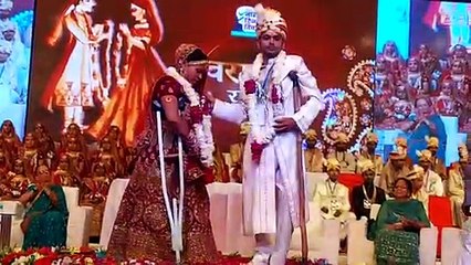 व्हीलचेयर और बैसाखी के सहारे अपने साथी का हाथ थाम लिए सात फेरे