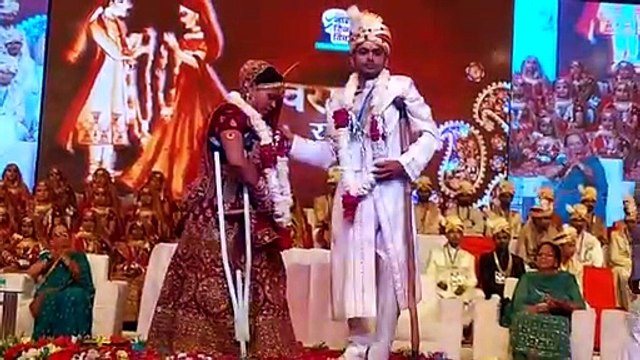 व्हीलचेयर और बैसाखी के सहारे अपने साथी का हाथ थाम लिए सात फेरे