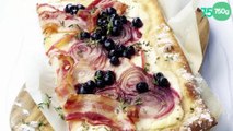 Tarte flambée avec des  myrtilles sauvages