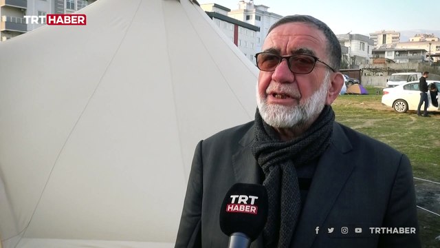 Cami imamı depremzede çocuklar için şarkı söyledi