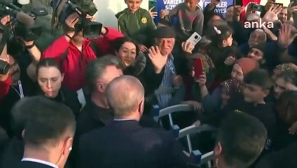 Erdoğan Adıyaman'da önce helallik istedi, sonra çocuklara para dağıttı