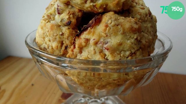 Cookies oignons, cantal, lard et sésame