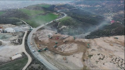 Enkazlardan toplanan molozlar kamyonlarla belirlenen alanlara taşınıyor