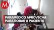 Captan en video a paramédico de la Cruz Roja robando dinero de mujer que murió en su casa