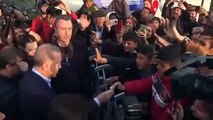 Cumhurbaşkanı Erdoğan, depremzede çocuklara harçlık verdi