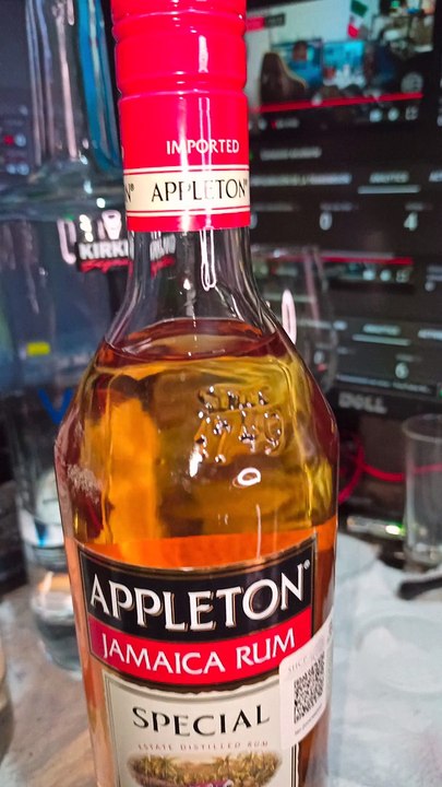 presentando una botella de appleton jamaica rum special un buen licor que me gusta mucho