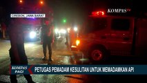 Kobaran Api Semakin Membesar, Petugas Damkar Kesulitan Padamkan Kebakaran Pabrik Busa di Cirebon!