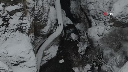 Binlerce yıllık tarihte dev buz sarkıtları