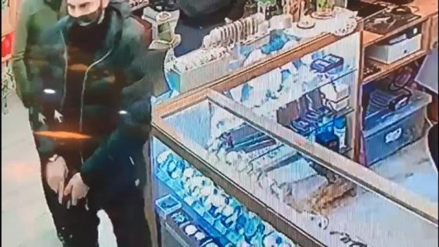 AVCILAR'DA KENDİLERİNİ POLİS OLARAK TANITIP HEDİYELİK EŞYA DÜKKANI SAHİBİNİ GASBEDEN ŞÜPHELİLER YAKALANDI