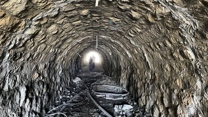 Depremlerin etkisiyle taş tünelde yarıklar oluştu