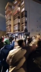 Bursasporlular, Amedspor futbolcularının kaldığı otelin önünde "Ne Mutlu Türk'üm diyene" sloganı attı
