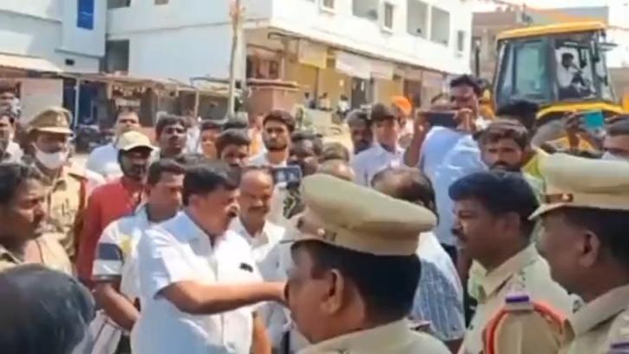 నారాయణఖేడ్: దుకాణాల షెడ్ల కూల్చివేత.. అడ్డుకున్న కాంగ్రెస్ నేత..