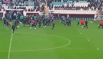 Bursaspor taraftarları antrenman sırasında Amedsporlu futbolculara saldırdı