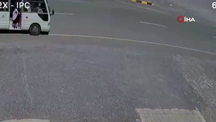 Kız öğrenci minibüsten düştü, şoför yola devam etti