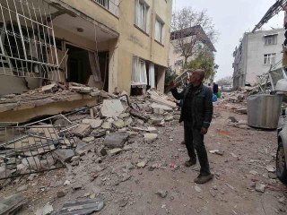 Mahalle yerle bir oldu, geride bir tek muhtar kaldı: "Burayı bırakamam"