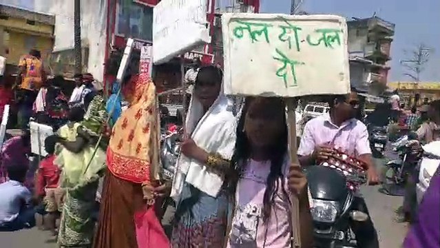 कोरबा के इस कसबा में गहराया पानी का संकट, परिवार के साथ सड़क पर बैठे लोग