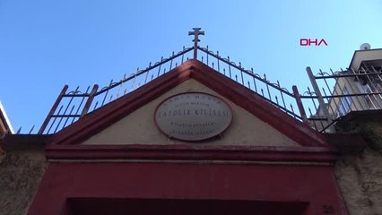 KİLİSE DUVARINDA KEDİLERE 'CAM KIRIKLI ENGEL?