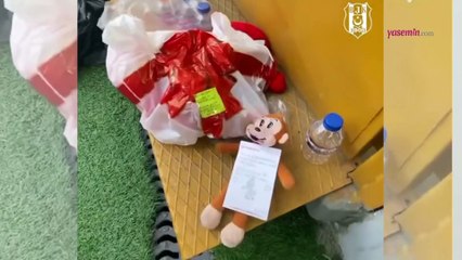Beşiktaş taraftarlarının sahaya attığı oyuncaklar depremzede çocuklara ulaştırılıyor!