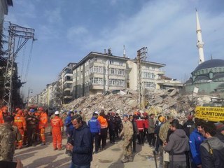 5.6'LIK DEPREMDE ENKAZDA KALAN BEDİH'İN 21 SAAT SONRA CANSIZ BEDENİNE ULAŞILDI