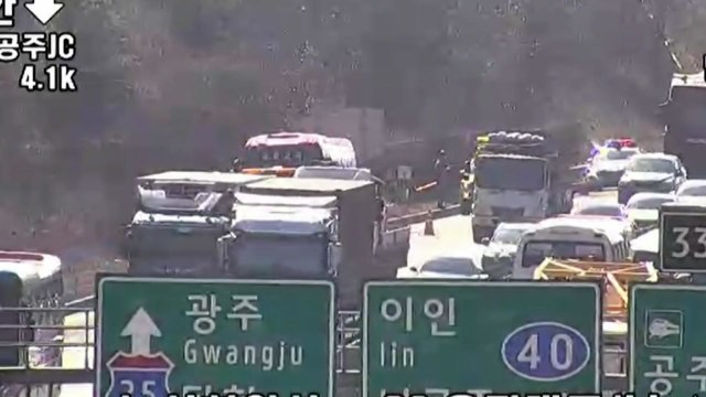 천안논산고속도로 정체 구간에서 연쇄 추돌 잇따라...1명 사망 / YTN