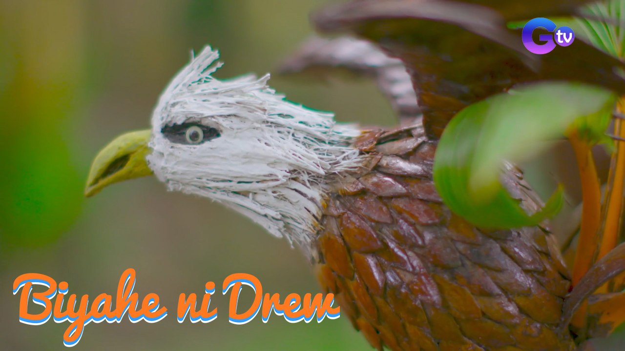 Handicrafts mula sa niyog, sinubukang gawin ni Biyahero Drew | Biyahe ni Drew