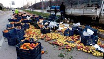 Meyve yüklü kamyonet kaza yaptı, meyveler yola saçıldı: 1 yaralı