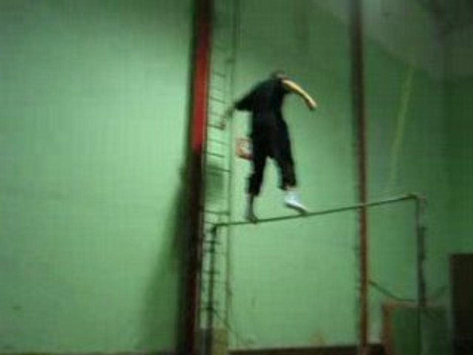 SALTO ARIERE TANDU DE LA BARRE FIXE