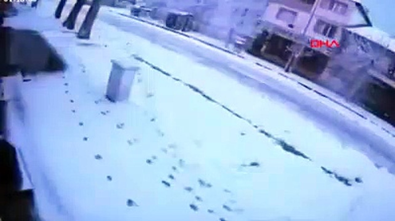 Deprem anına ait korkunç görüntüler! Yol böyle yarıldı