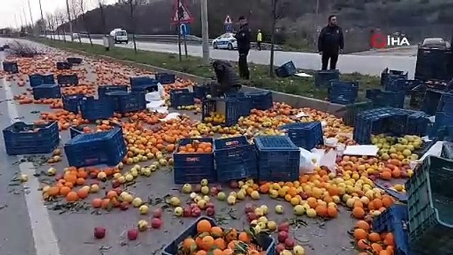 Meyve yüklü kamyonet kaza yaptı, meyveler yola saçıldı: 1 yaralı