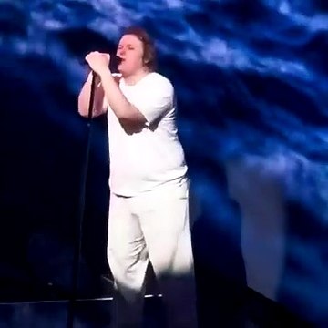 Atteint du syndrome Gilles de la Tourette, le chanteur Lewis Capaldi fait une crise sur scène pendant son concert - Regardez la réaction de ses fans - VIDEO