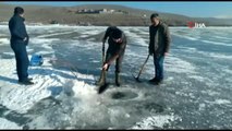 Kars'ta balıkçıların Eskimo usulü balık avı kamerada