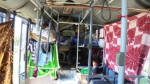 Şoförlük yaptığı otobüs, depremden sonra evi oldu