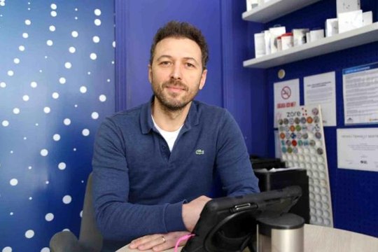 Artvin'de bir teknoloji mağazasına giren hırsızın rahat tavırları pes dedirtti
