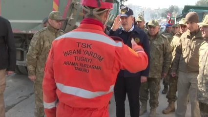 Bakan Akar'dan enkaz altından 326 canı çıkaran Mehmetçiğe tebrik ziyareti