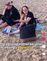 Une mère reproche à une autre mère de laisser sa fille être en maillot de bain sur la plage à côté de son fils