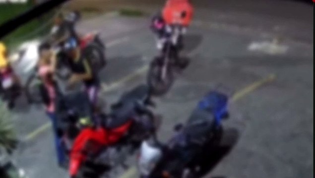 VÍDEO: Suspeitos roubam entregadores que aguardavam corridas e levam material de trabalho